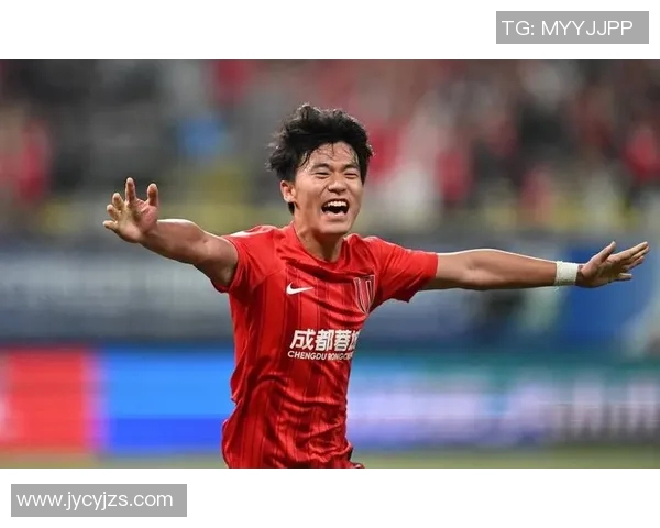 足球明星肘击事件引发热议视频曝光引众多球迷关注与讨论