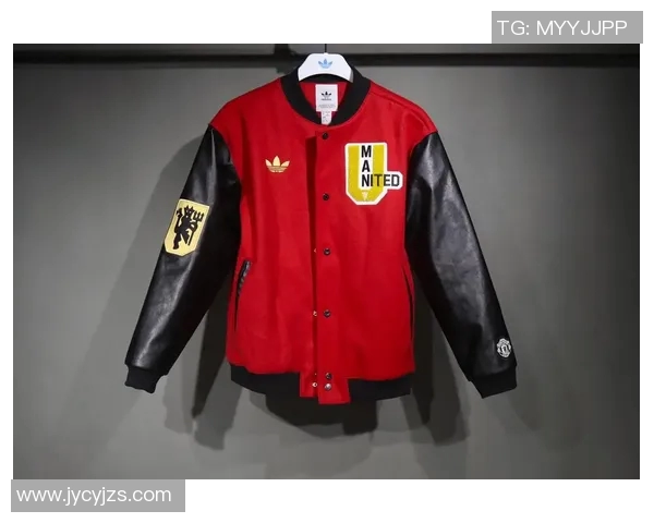 衣服上印有足球明星标志的时尚潮流与球迷文化的完美结合